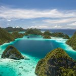 ワヤッグ諸島の島々とサンゴ礁の風景　ラジャ・アンパット諸島　インドネシアの風景