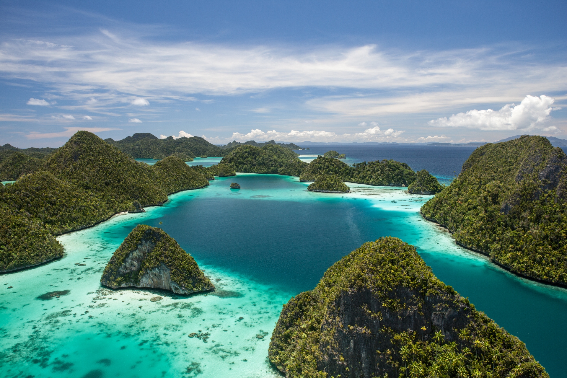 ワヤッグ諸島の島々とサンゴ礁の風景　ラジャ・アンパット諸島　インドネシアの風景