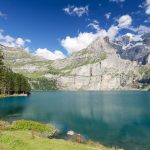 オエシネン湖の風景　スイス　ベルナーオーバーラント　スイスの風景