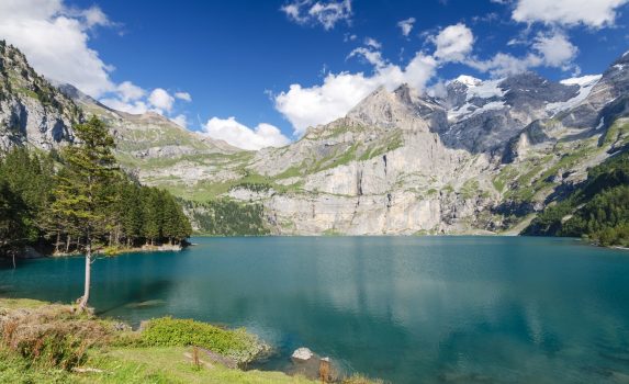 オエシネン湖の風景　ベルナーオーバーラント　スイスの風景