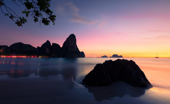 夕暮れのクラビーの浜辺の風景　タイの風景