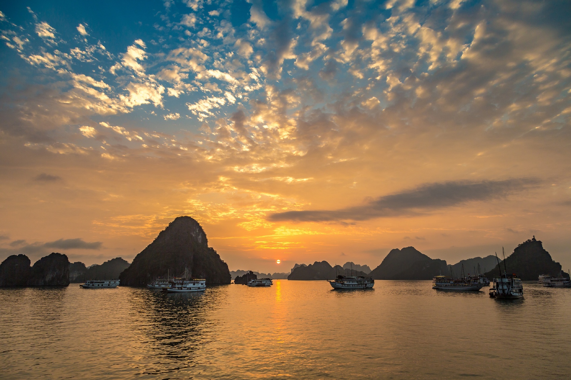 ハロン湾の夕日　ベトナムの風景