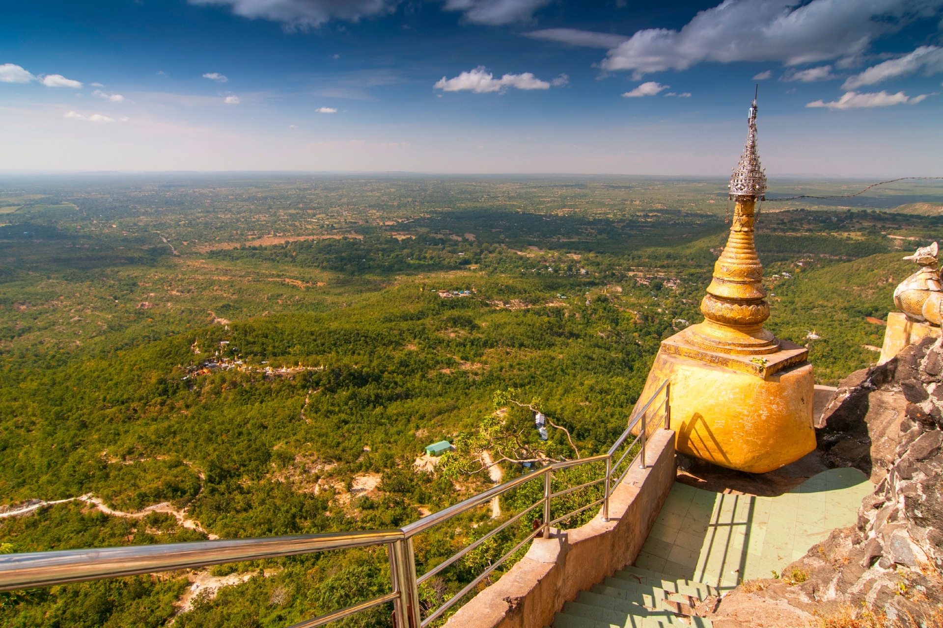 「天空の寺院」ポッパ山から見る風景　ミャンマーの風景