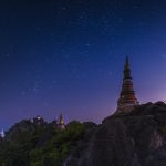 夕闇に浮かぶ寺院のシルエット　トワイライト風景　ランパーン　タイの風景