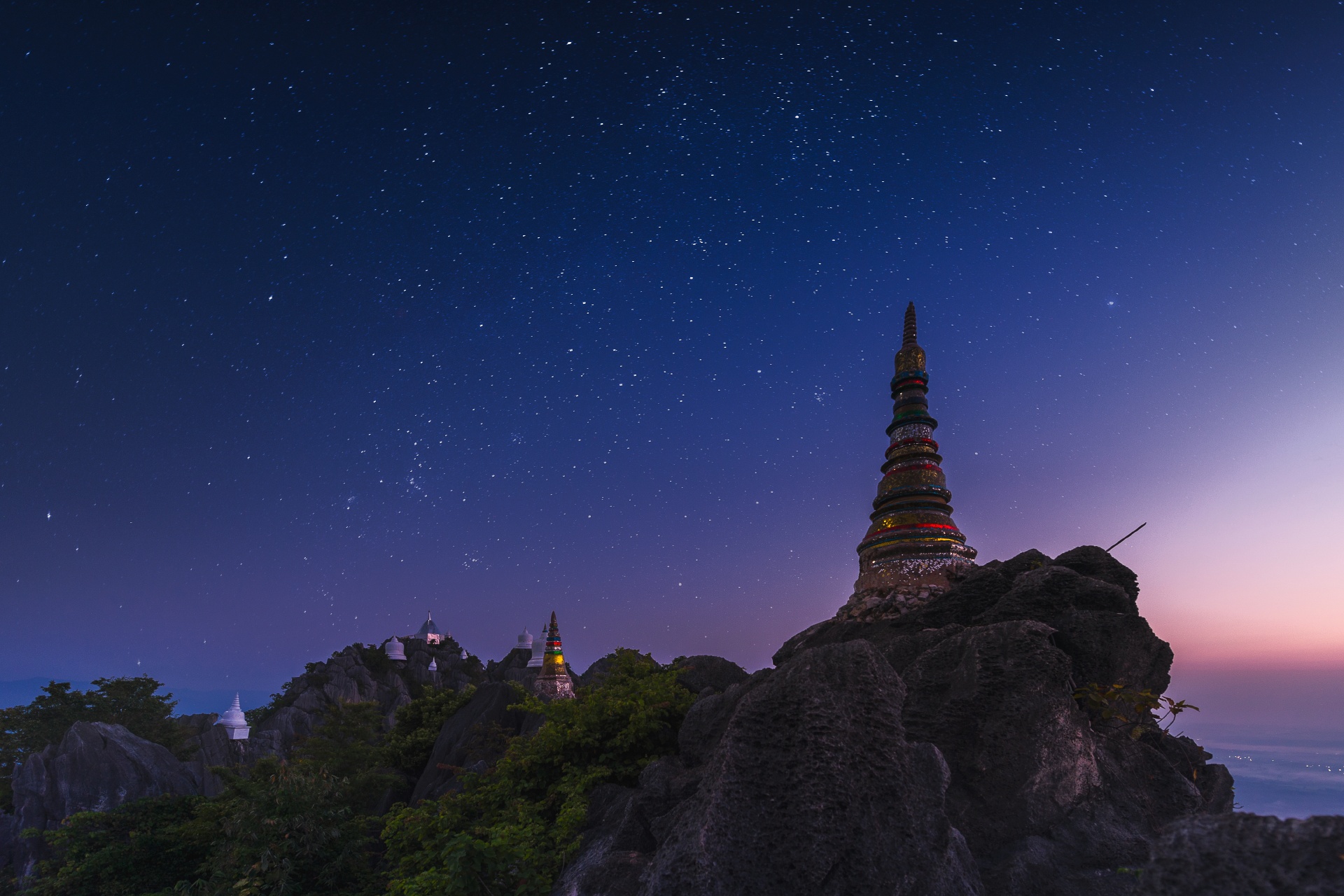 夕闇の寺院　タイの風景