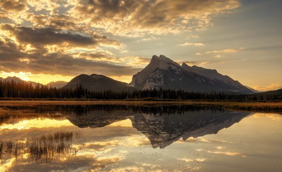日の出のバーミリオン湖　カナダの風景