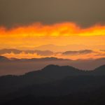 朝焼けに染まる夏の朝の空と山々　タイの風景