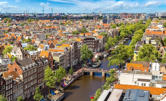 美しい夏の日のアムステルダムの風景　オランダの風景