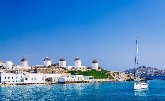 夏のミコノス島　風車のある風景　ギリシャの風景