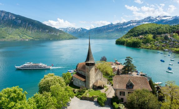 トゥーン湖とシュピーツ城　スイスの風景