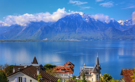 モントルーとレマン湖とアルプスの山々　スイスの風景