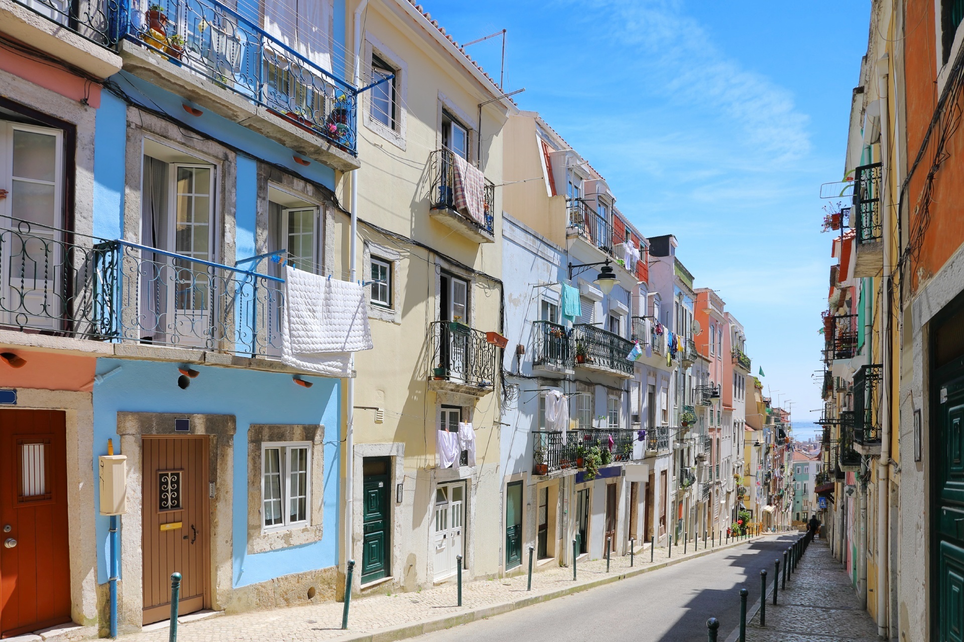 夏の日のリスボン　アルファマ地区の古い通り　ポルトガルの風景