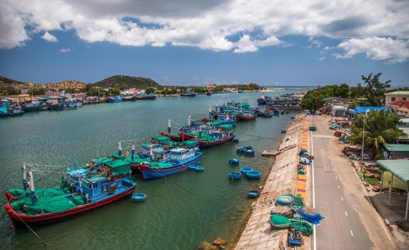漁船が並ぶ風景　ベトナムの風景