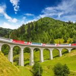 ラントヴァッサー橋を走るレーティッシュ鉄道　スイスの風景