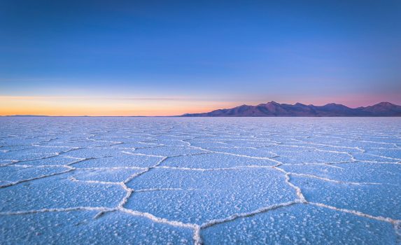 ウユニ塩湖の日の出の風景　ボリビアの風景