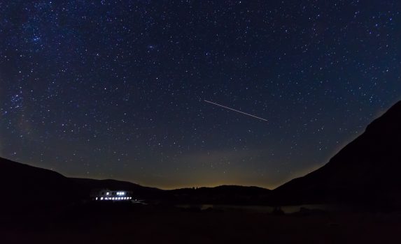 流れ星と満天の星空　リラ国立公園　ブルガリアの風景