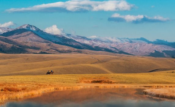 イリ・アラタウ山脈の風景　カザフスタンの風景