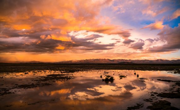 夕焼け空とウユニ塩湖　ボリビアの風景