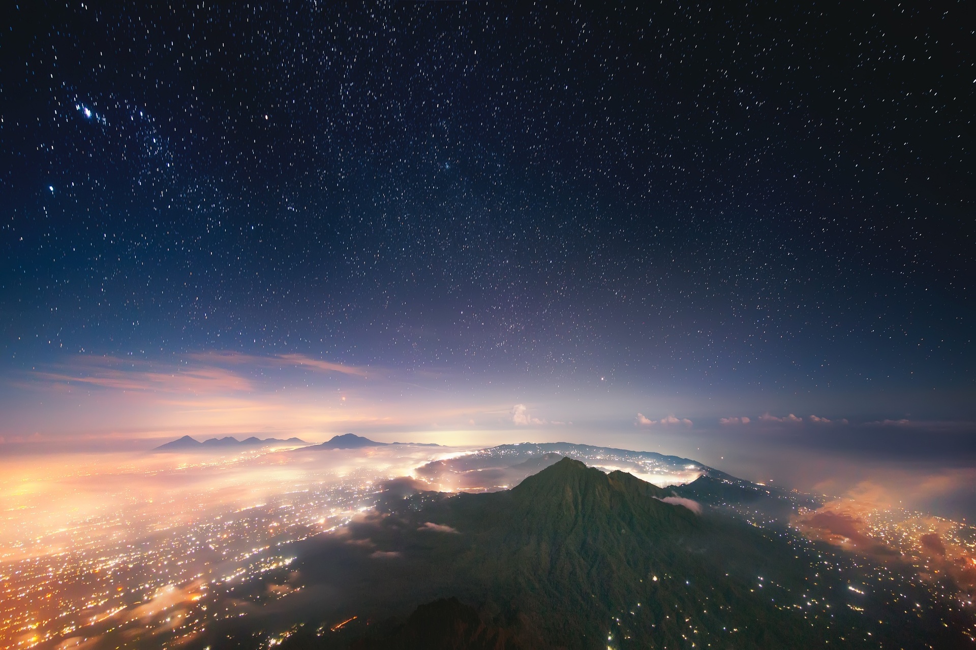 夜のバトゥール火山　インドネシアの風景