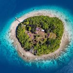 青い海と小島の風景　トンガの風景