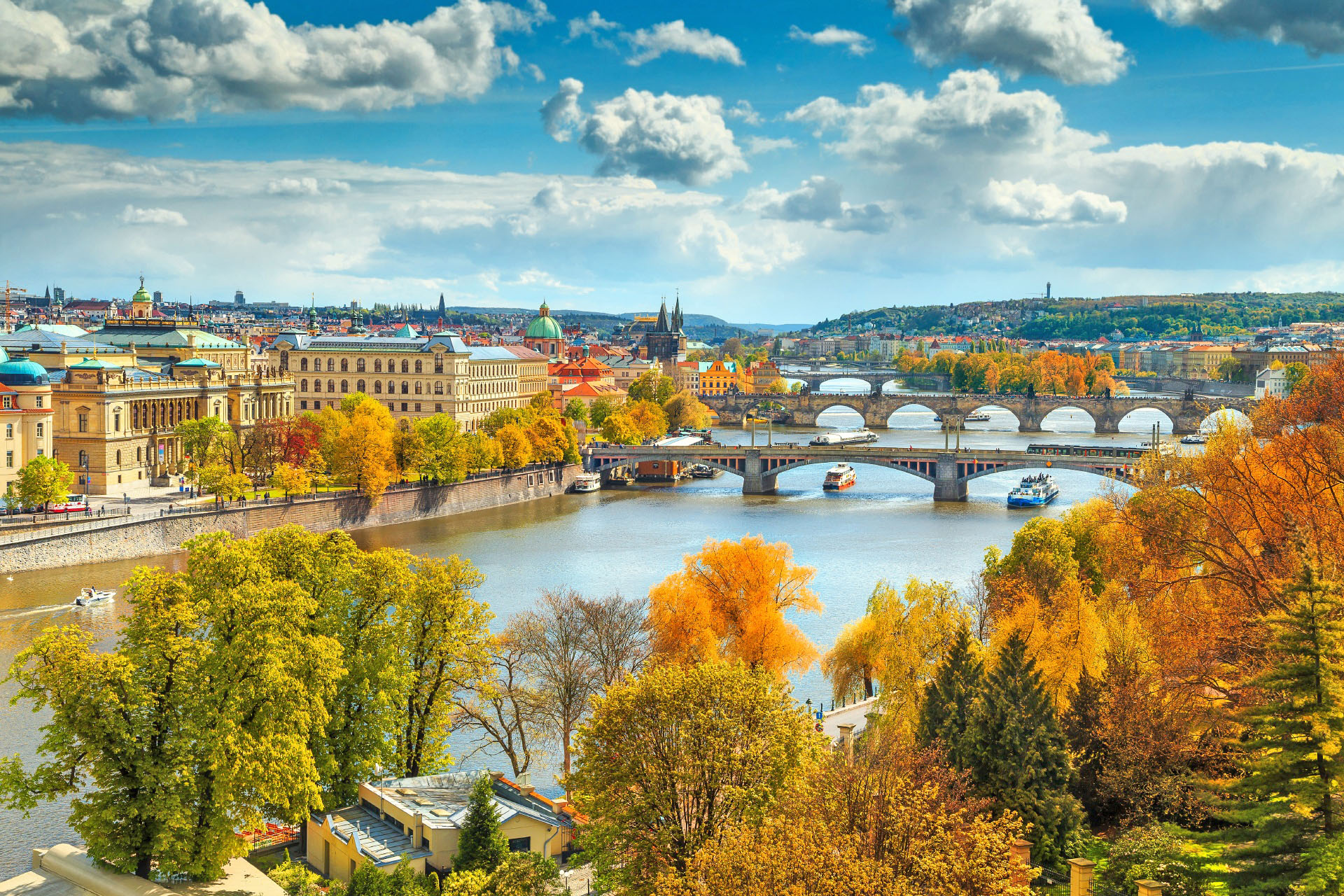 秋のプラハ　旧市街とモルダウ川の風景　チェコの風景