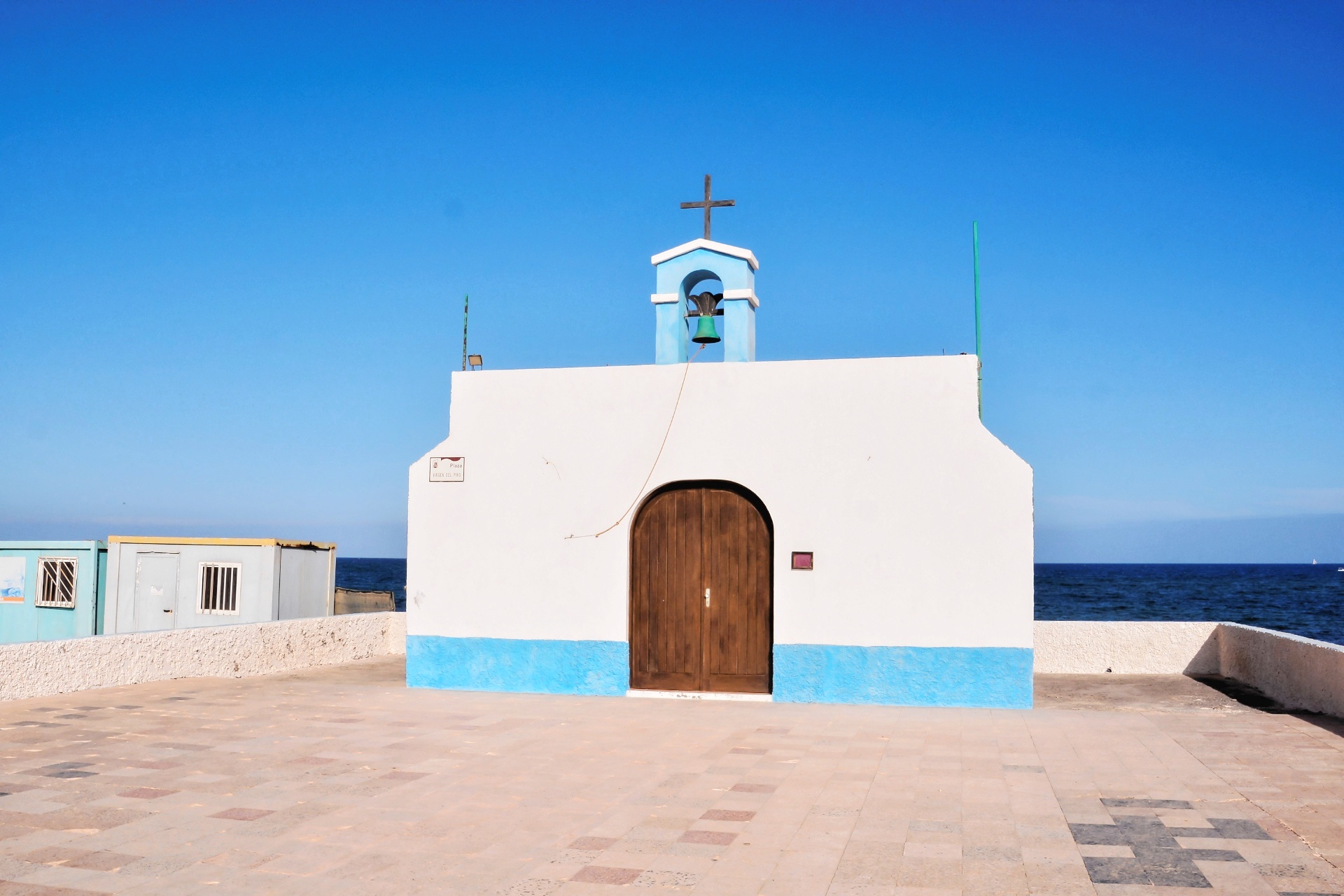 小さな教会と海の風景　スペインの風景