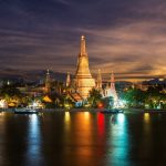 夜のチャオプラヤー川とバンコクの街並み　タイの風景