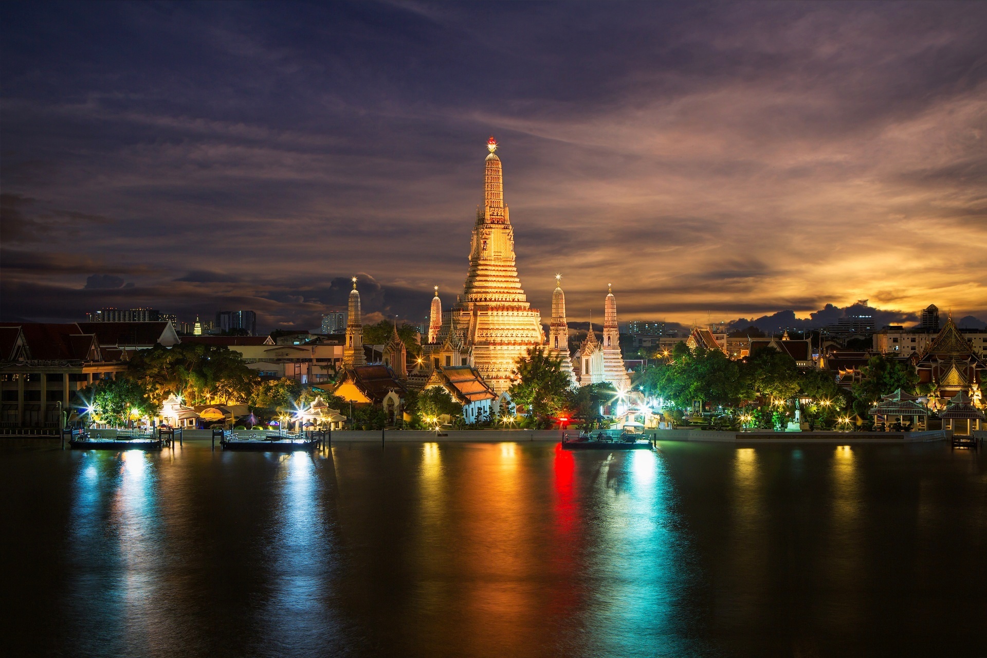 夜のチャオプラヤー川とバンコクの風景　タイの風景