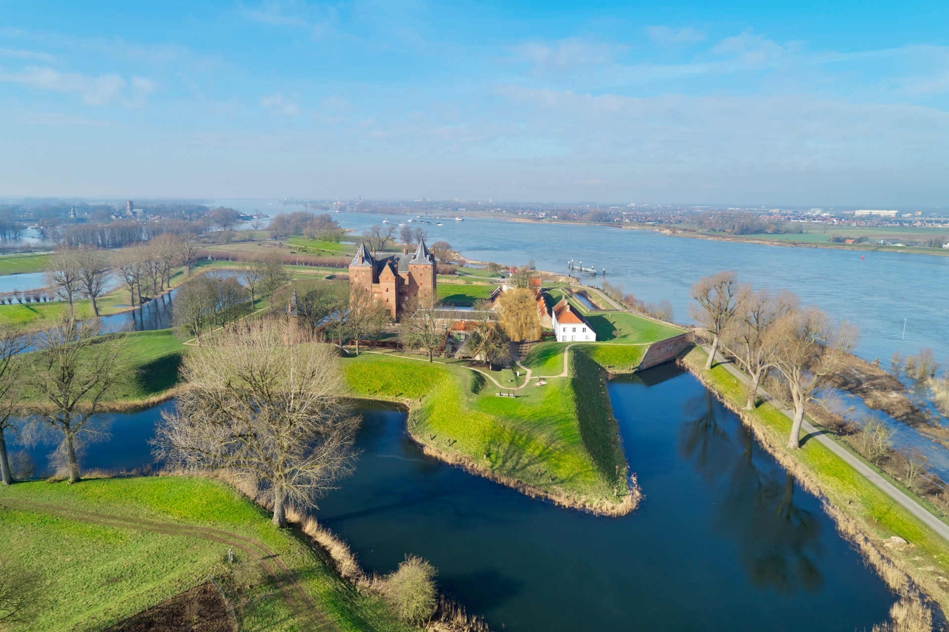 空から見る中世の城「ルーヴェスタイン城」　オランダの風景