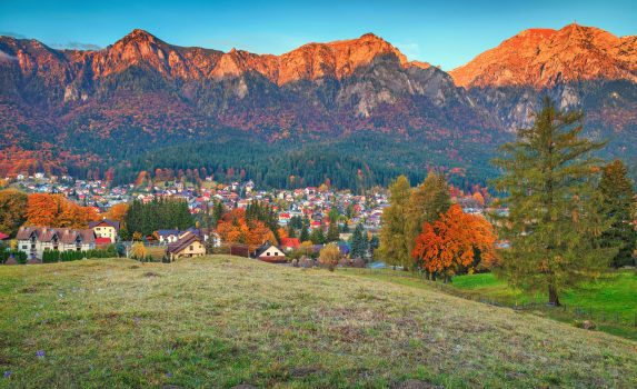 秋の朝の風景　プラホヴァ渓谷　ルーマニアの風景