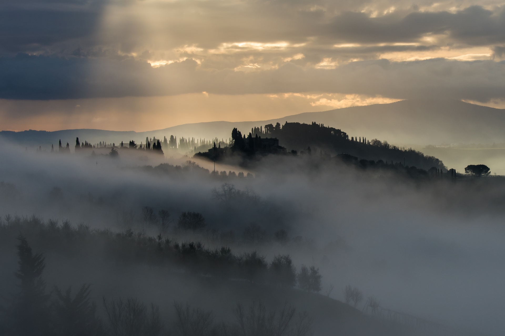 霧の朝のトスカーナの丘の風景　イタリアの風景