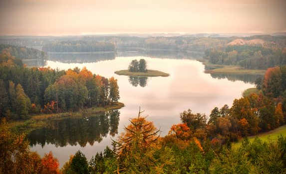 秋の湖の風景　ポーランドの風景