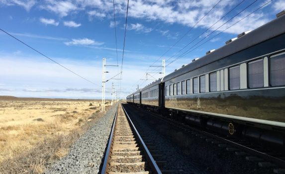 青空と鉄道の風景　南アフリカの風景