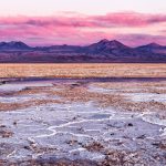 ピンク色に染まる夕暮れの空とアタカマ塩原　チリの風景