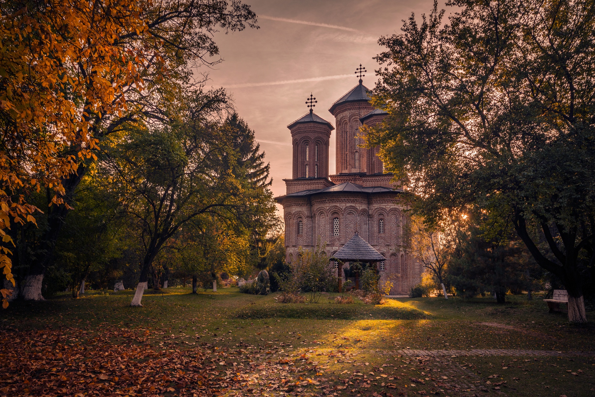 秋の夕暮れの風景　スナゴフ修道院　ルーマニアの風景