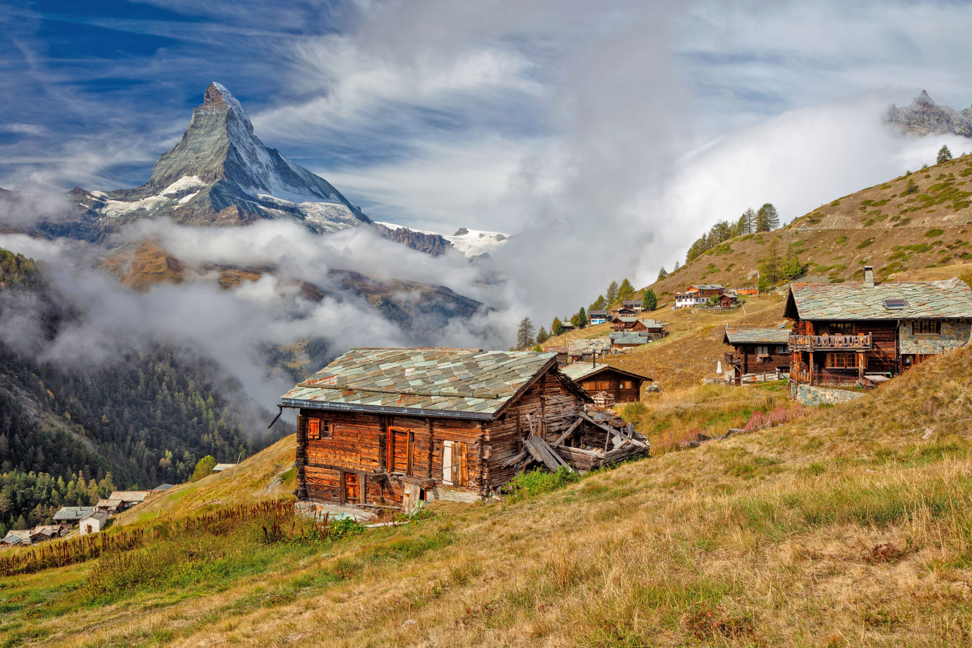 秋の朝のマッターホルンとスイスアルプスの風景　スイスの風景