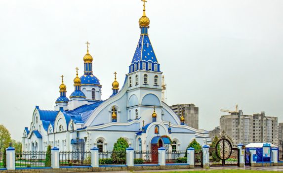 美しい教会のある風景　ベラルーシの風景