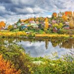 秋のヴォルガ川とプリョスの街並み　ロシアの風景