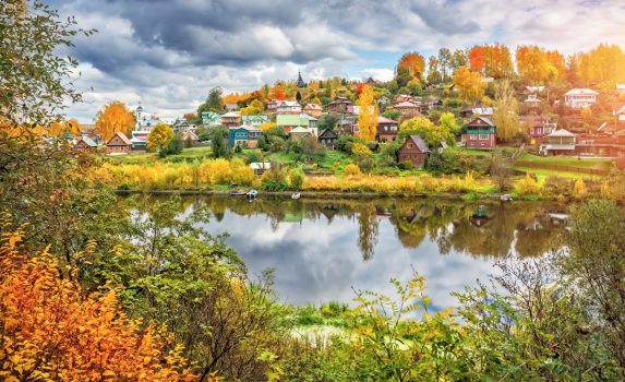 秋のヴォルガ川とプリョスの街並み　ロシアの風景