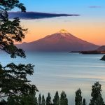 ジャンキウェ湖とオソルノ山　チリの風景