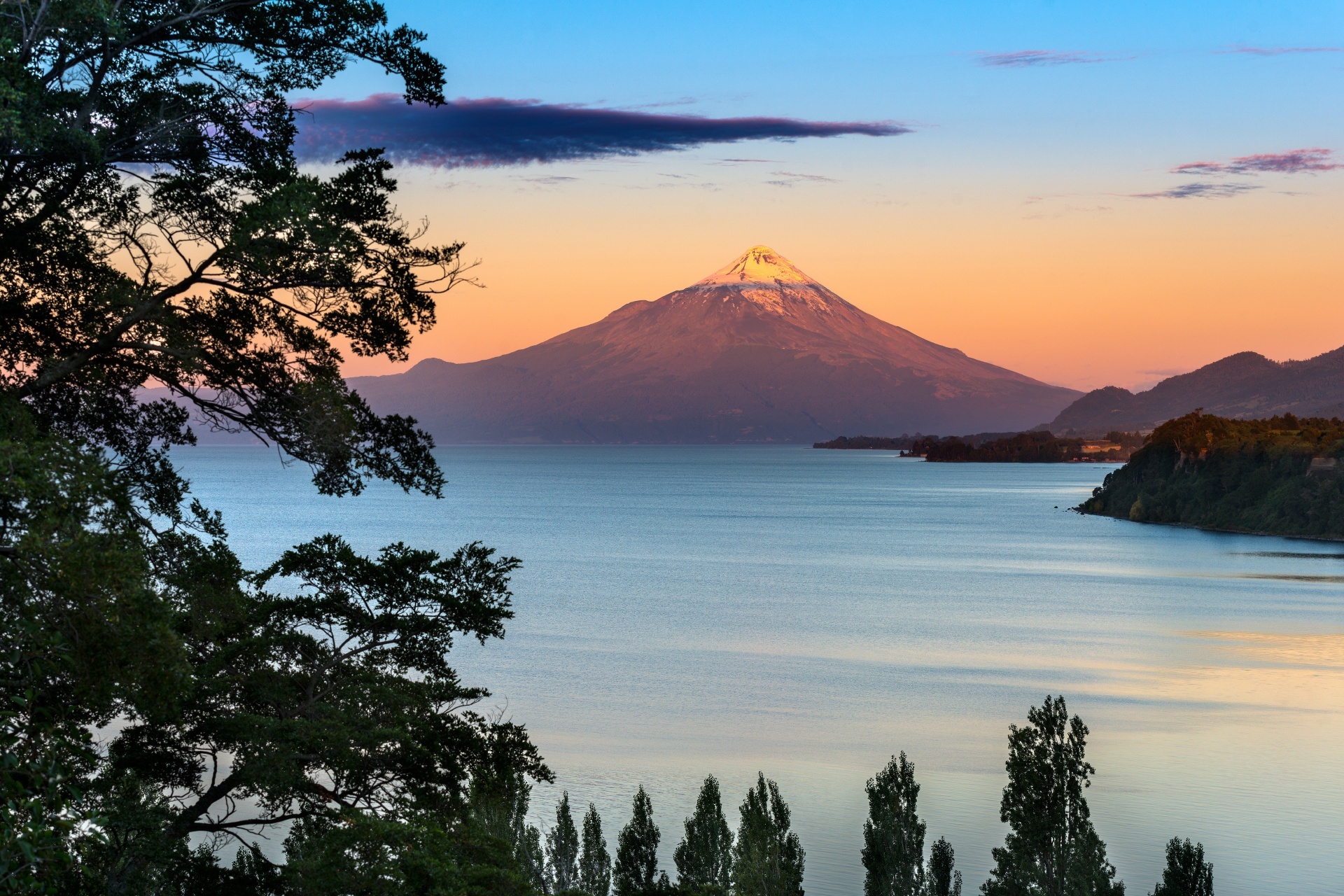 ジャンキウェ湖とオソルノ山　チリの風景