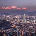 アンデス山脈と夕暮れのサンティアゴの風景　チリの風景