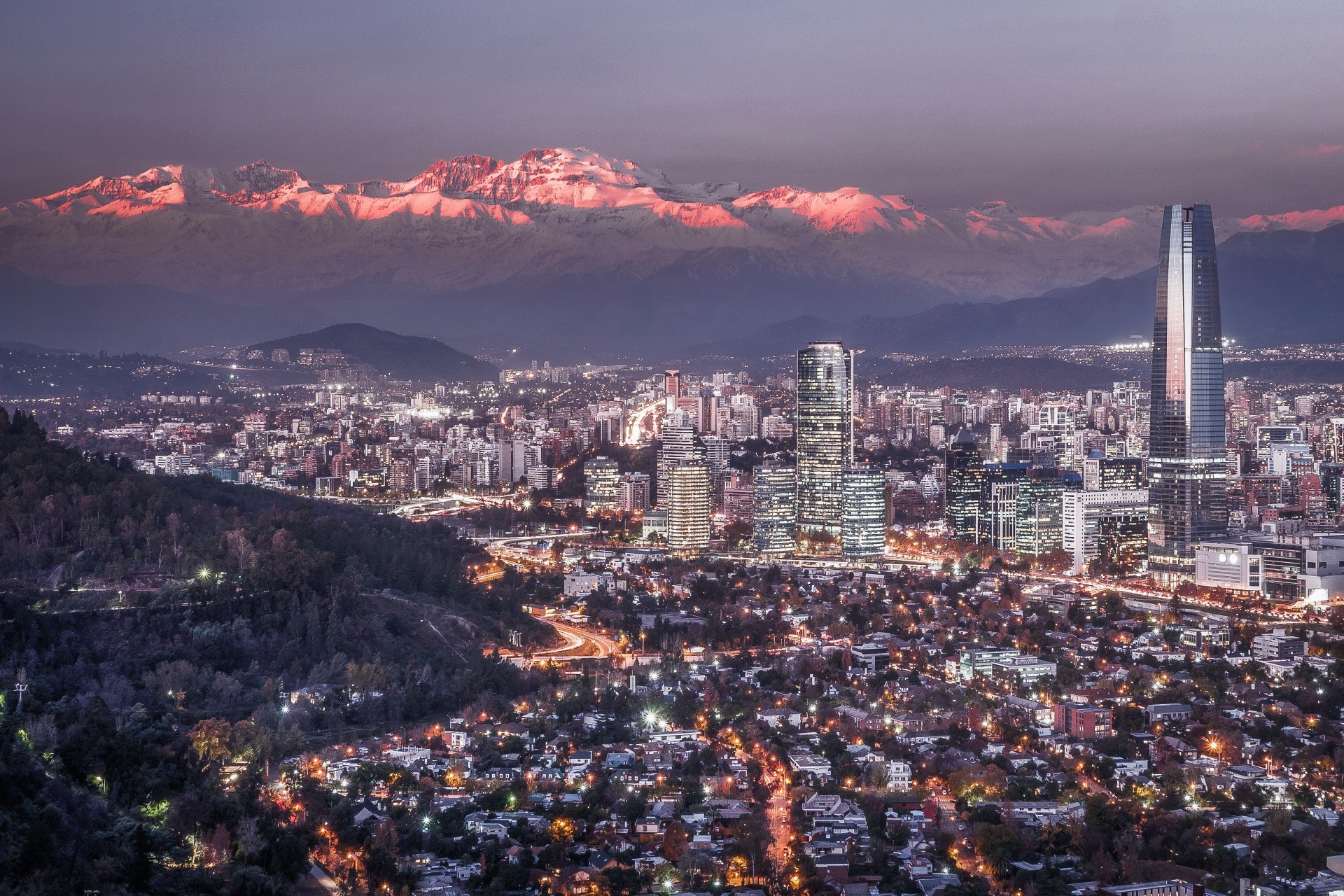 アンデス山脈と夕暮れのサンティアゴの風景　チリの風景
