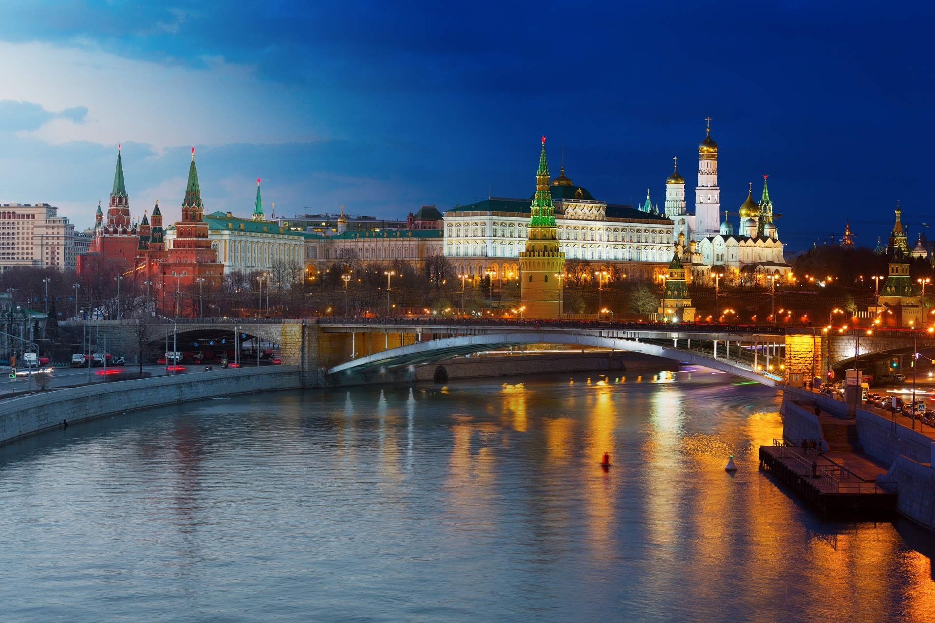 夜のモスクワ川とクレムリン　モスクワの風景　ロシアの風景