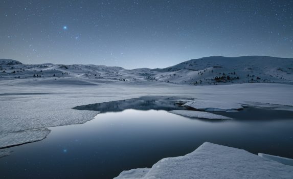 夜のベルメケン湖と星空　ブルガリアの風景
