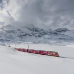 雪の中を行くベルニナ急行　スイスの風景