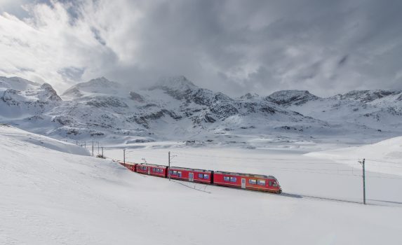 雪の中を行くベルニナ急行　スイスの風景