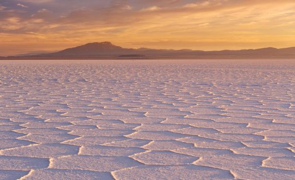 朝のウユニ塩原　ボリビアの風景