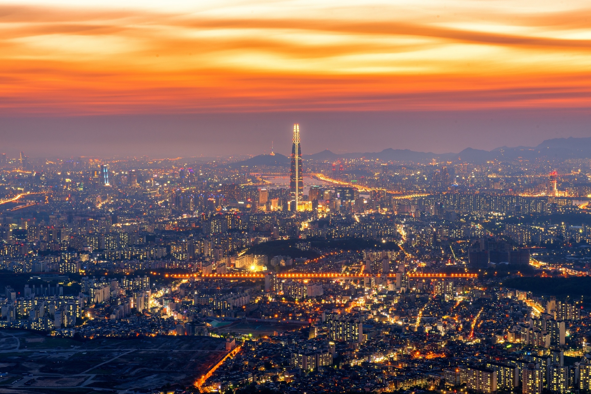 ソウルのダウンタウンの街並みとロッテタワー　韓国の風景