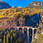 ラントヴァッサー橋を走るレーティッシュ鉄道　スイスの風景
